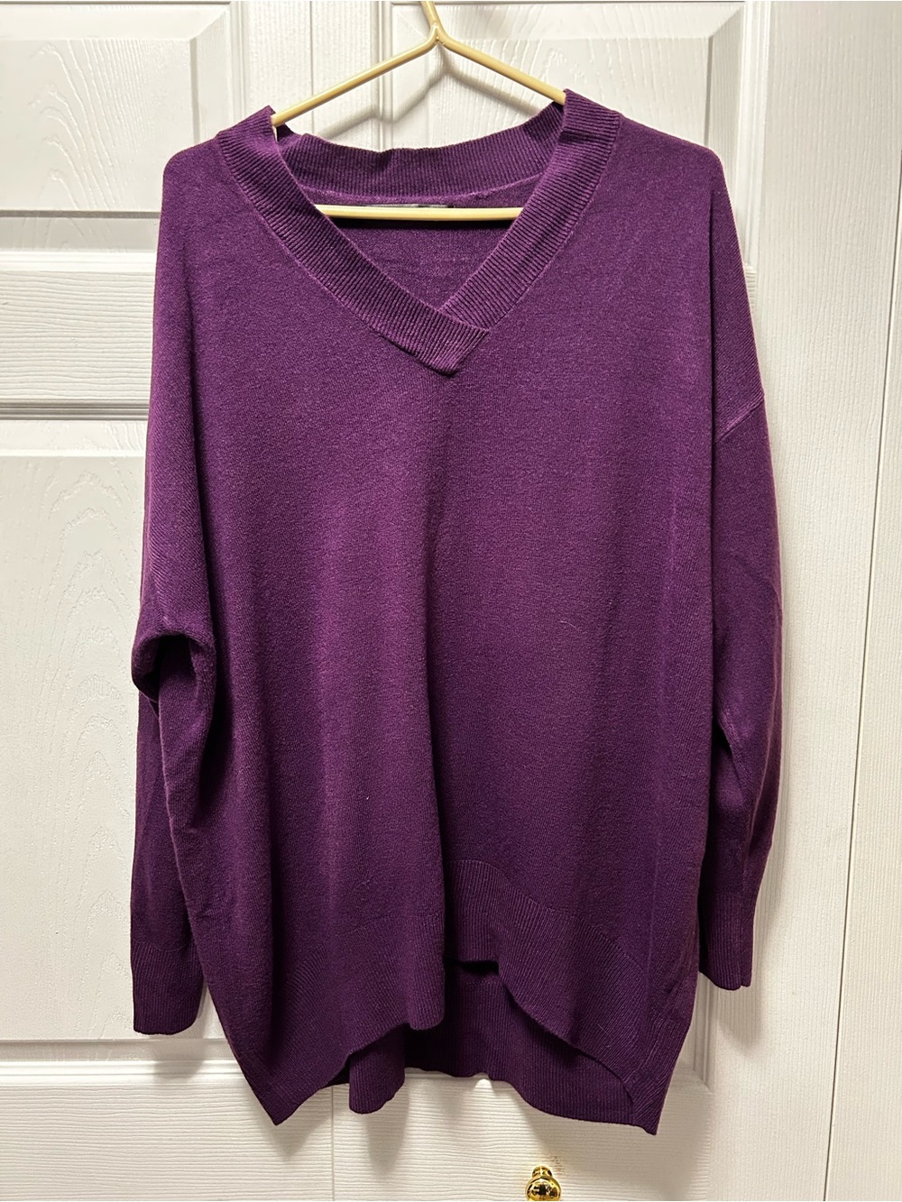 Women's V-Neck Lightweight Sweater in Deep Purple